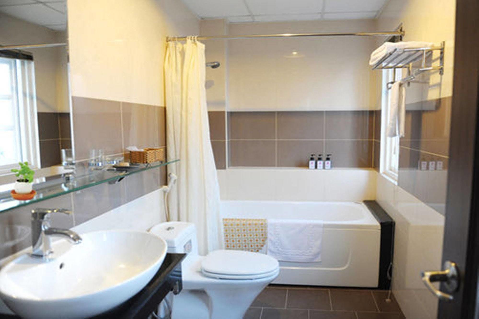 Thuy Sakura Hotel & Serviced Apartment Thành Pho Ho Chí Minh Esterno foto