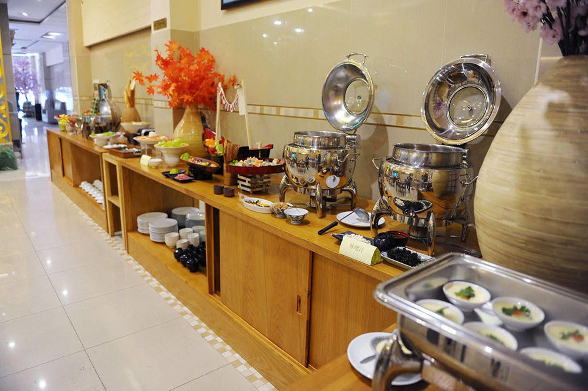 Thuy Sakura Hotel & Serviced Apartment Thành Pho Ho Chí Minh Esterno foto